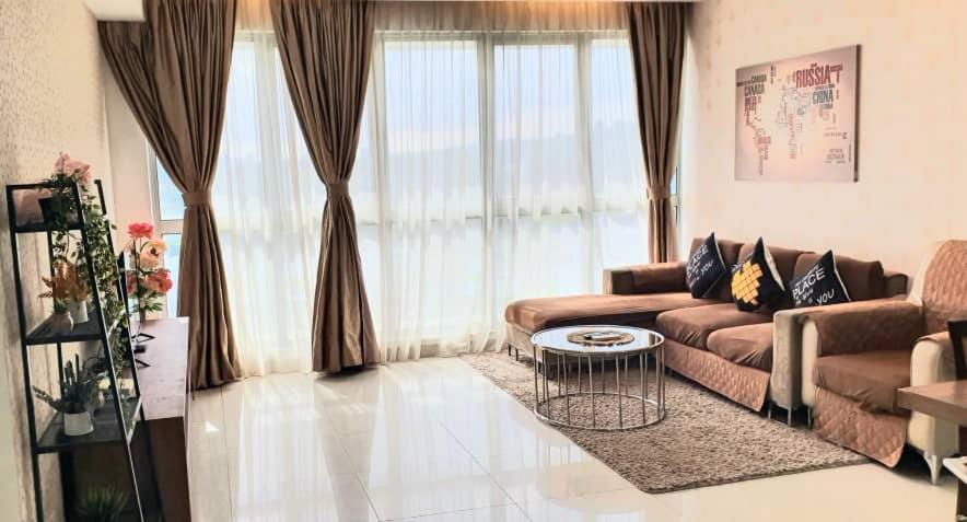 Regalia Suites With Infinity Pool Klcc By Staycation Homes クアラルンプール エクステリア 写真