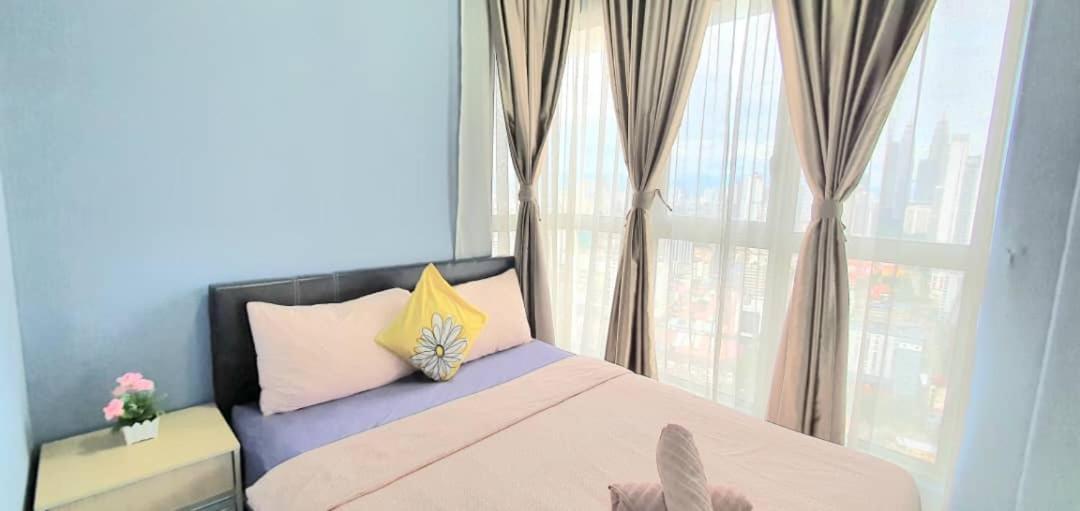 Regalia Suites With Infinity Pool Klcc By Staycation Homes クアラルンプール エクステリア 写真
