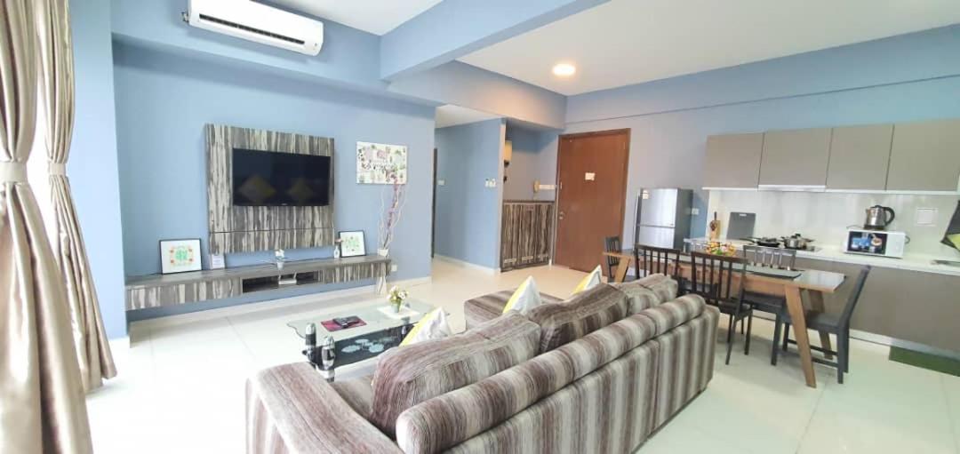 Regalia Suites With Infinity Pool Klcc By Staycation Homes クアラルンプール エクステリア 写真