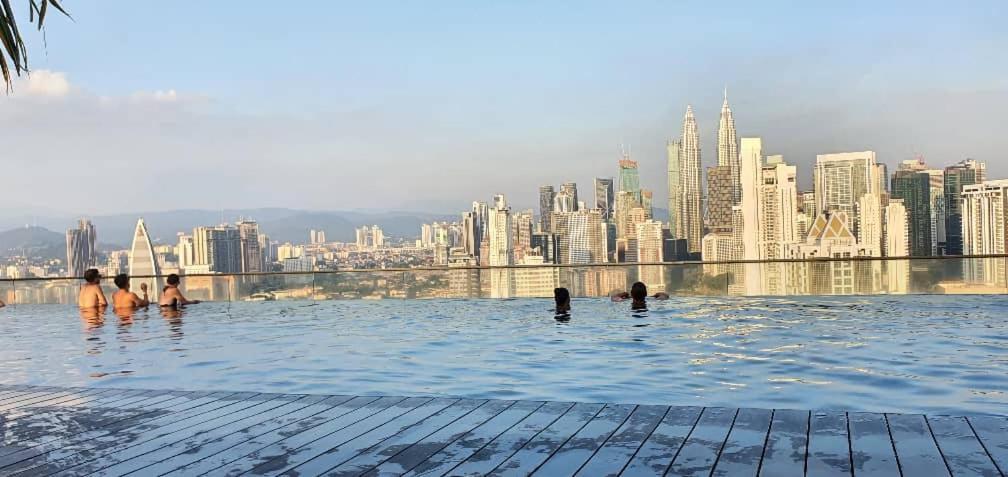 Regalia Suites With Infinity Pool Klcc By Staycation Homes クアラルンプール エクステリア 写真