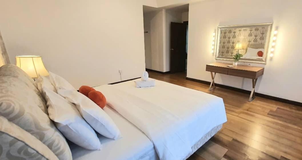 Regalia Suites With Infinity Pool Klcc By Staycation Homes クアラルンプール エクステリア 写真
