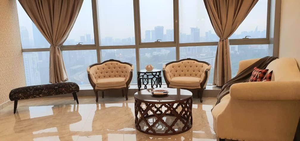 Regalia Suites With Infinity Pool Klcc By Staycation Homes クアラルンプール エクステリア 写真