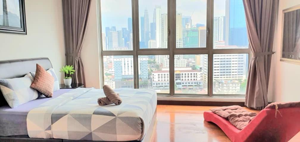 Regalia Suites With Infinity Pool Klcc By Staycation Homes クアラルンプール エクステリア 写真